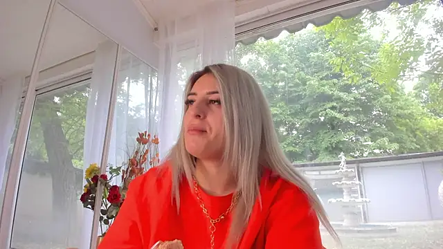 Snapshot of Ella_Vee chatting on 05.09.26 Ella Vee online show from 05.09.26