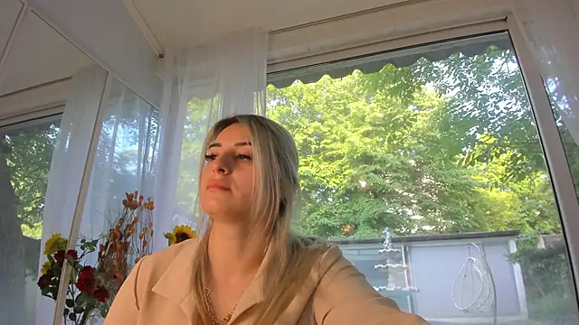 Snapshot of Ella_Vee chatting on 05.11.26 Ella Vee online show from 05.11.26