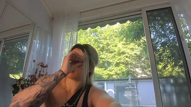 Snapshot of Ella_Vee chatting on 05.24.26 Ella Vee online show from 05.24.26