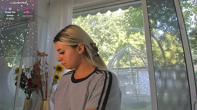 Snapshot of Ella_Vee chatting on 06.27.26 Ella Vee online show from 06.27.26