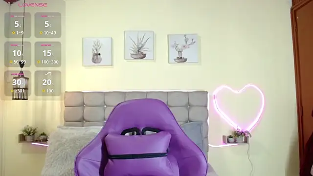  naomi s online show from 06.12.26