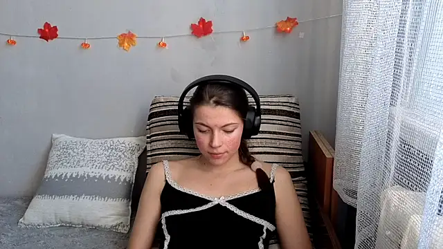 Snapshot of CutieAnny chatting on 10.21.25 CutieAnny online show from 10.21.25