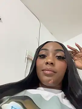 Snapshot of zaracollins01 chatting on 02.25.26 zaracollins01 online show from 02.25.26