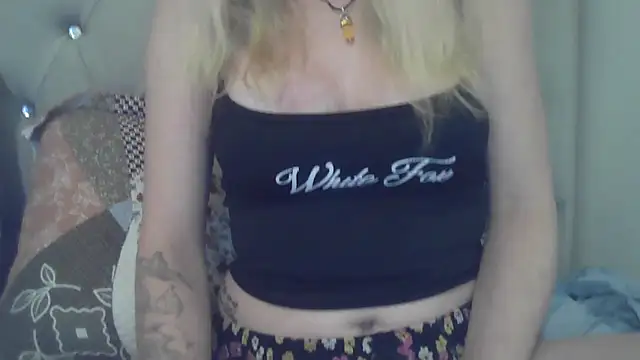 Snapshot of flirty_babe_x chatting on 05.19.26 flirty babe x online show from 05.19.26