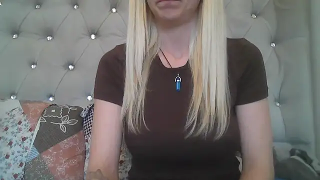 Snapshot of flirty_babe_x chatting on 06.15.26 flirty babe x online show from 06.15.26