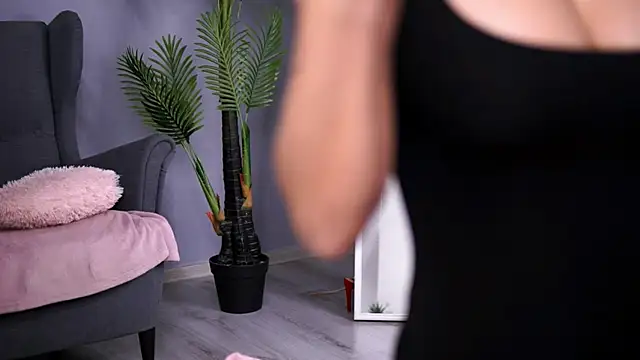 Snapshot of SarahMystique chatting on 11.18.25 SarahMystique online show from 11.18.25