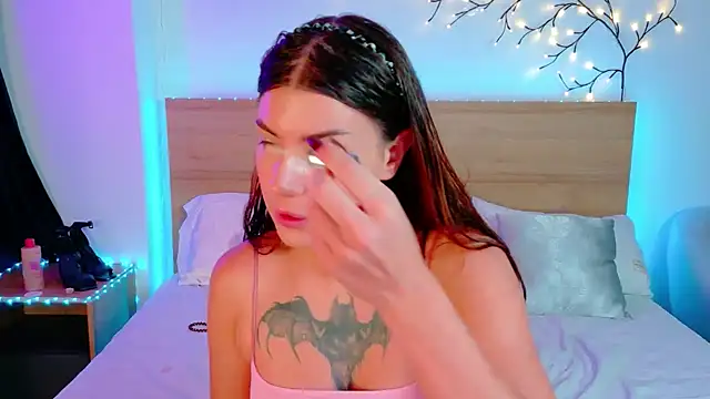 Bella Davis love online show from 10.18.25