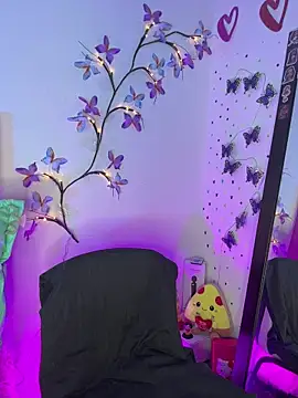 LindaWz  online show from 04.22.26