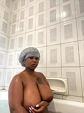 Snapshot of JuicyMellow21 chatting on 11.28.25 JuicyMellow21 online show from 11.28.25