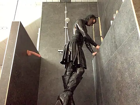 Snapshot of latexluisa chatting on 02.15.26 latexluisa online show from 02.15.26