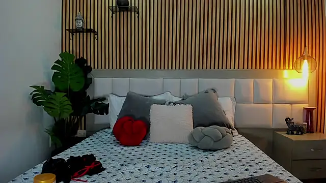 Roseaurora online show from 11.23.25