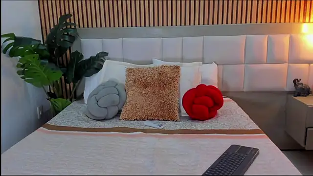 Roseaurora online show from 02.27.26