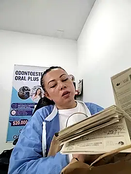 Snapshot of Madisson-04_ chatting on 11.08.25 Madisson-04 online show from 11.08.25