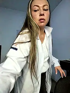 Snapshot of Madisson-04_ chatting on 11.30.25 Madisson-04 online show from 11.30.25