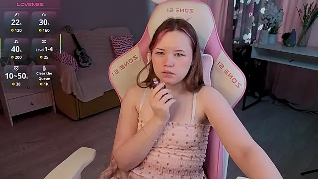 Snapshot of Sweetie_Hope chatting on 10.04.25 Sweetie Hope online show from 10.04.25