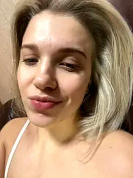 Snapshot of AlisaMyers chatting on 11.25.25 AlisaMyers online show from 11.25.25