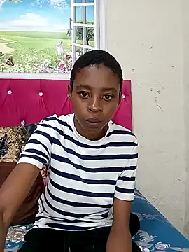 Snapshot of SweetSlenderChoc chatting on 05.17.26 SweetSlenderChoc online show from 05.17.26