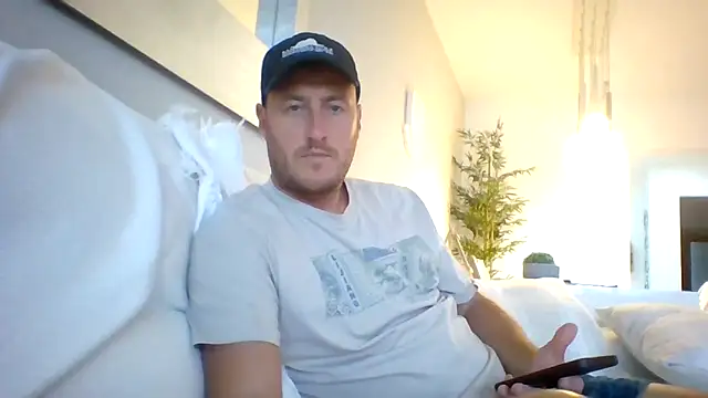 Snapshot of Londonlad818 chatting on 10.29.25 Londonlad818 online show from 10.29.25