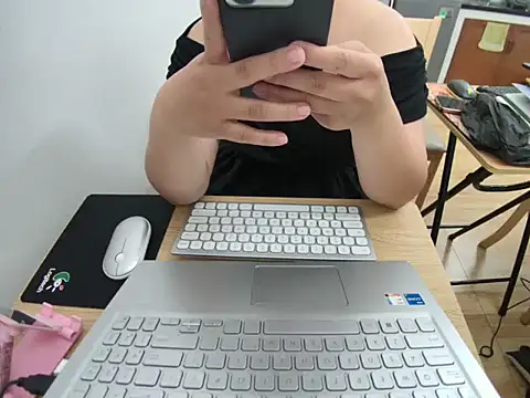 Snapshot of Hana_Mina chatting on 09.25.25 Hana Mina online show from 09.25.25
