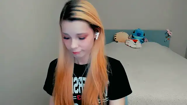 Snapshot of Kitten_Alissa chatting on 10.13.25 Kitten Alissa online show from 10.13.25