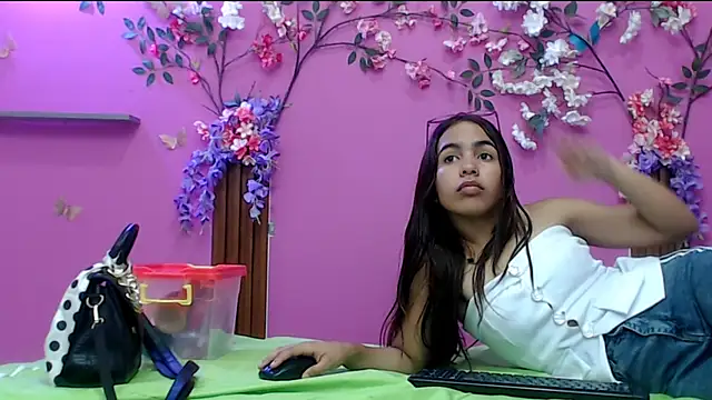 skinnysofia18 online show from 10.24.25