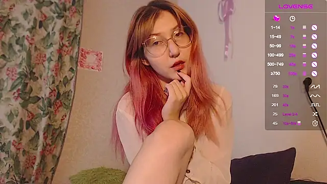 Snapshot of ohmycheryl chatting on 09.13.25 ohmycheryl online show from 09.13.25