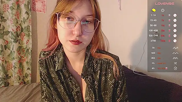 Snapshot of ohmycheryl chatting on 09.28.25 ohmycheryl online show from 09.28.25