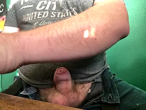 Snapshot of AverageBloke93 chatting on 11.17.25 AverageBloke93 online show from 11.17.25