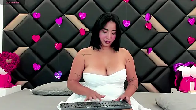 Snapshot of GeraldineSandoval chatting on 02.14.26 GeraldineSandoval online show from 02.14.26