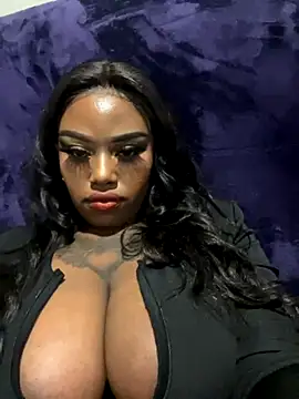 Snapshot of QUEEN_NOBUHLE_777 chatting on 09.30.25 QUEEN NOBUHLE 777 online show from 09.30.25