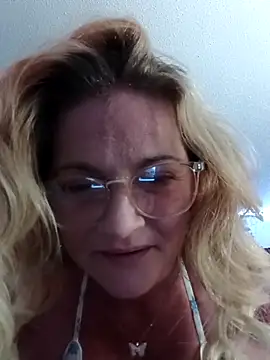 Snapshot of Goldenndoll chatting on 11.20.25 Goldenndoll online show from 11.20.25