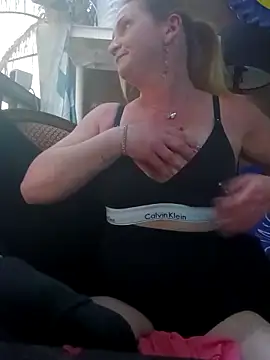 Snapshot of Goldenndoll chatting on 11.21.25 Goldenndoll online show from 11.21.25