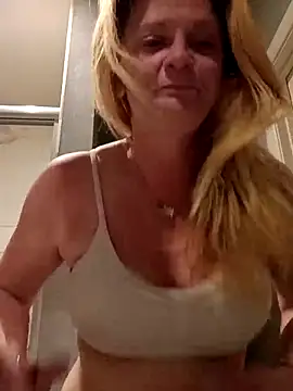 Snapshot of Goldenndoll chatting on 02.08.26 Goldenndoll online show from 02.08.26