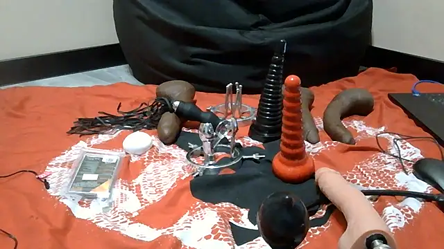 Snapshot of denisboyfucktoy chatting on 06.02.26 denisboyfucktoy online show from 06.02.26