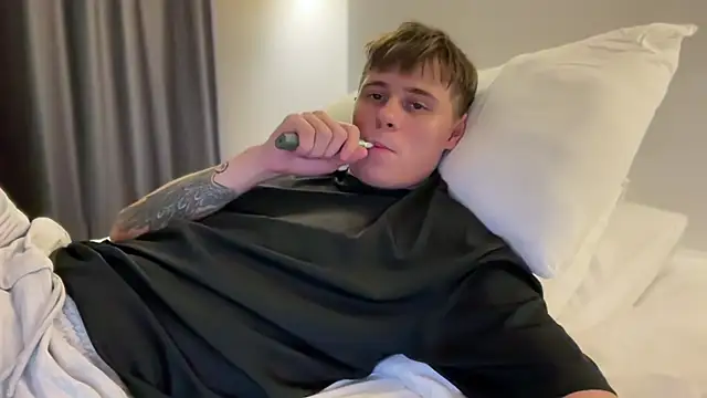 Snapshot of Tyler_Garner chatting on 10.09.25 Tyler Garner online show from 10.09.25