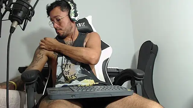 Snapshot of dereck_karter chatting on 12.11.24 dereck karter online show from 12.11.24
