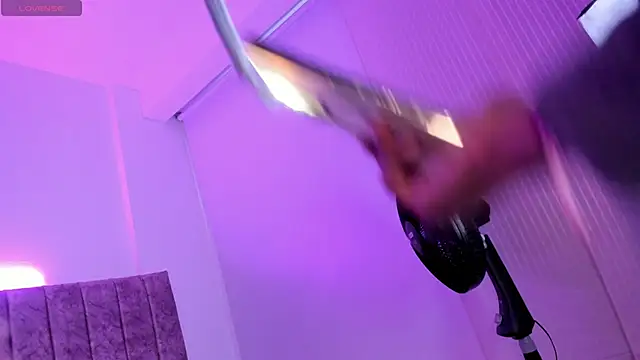 Snapshot of Ambeer_fox_ chatting on 03.18.26 Ambeer fox online show from 03.18.26