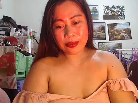 Snapshot of filipina_beauty chatting on 12.15.25 filipina beauty online show from 12.15.25