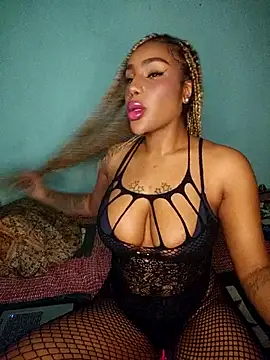 Snapshot of Queen_Amara chatting on 10.23.25 Queen Amara online show from 10.23.25