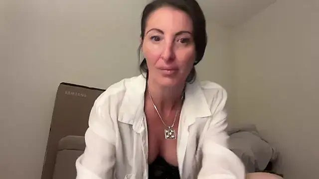 Snapshot of NurseStephania chatting on 10.19.25 NurseStephania online show from 10.19.25