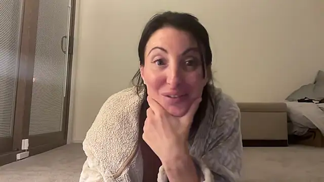 Snapshot of NurseStephania chatting on 10.26.25 NurseStephania online show from 10.26.25