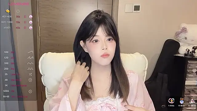 Snapshot of Koi-00 chatting on 11.05.25 Koi-00 online show from 11.05.25