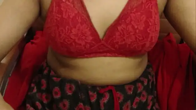 Snapshot of erotic_indiancam chatting on 10.29.25 erotic indiancam online show from 10.29.25