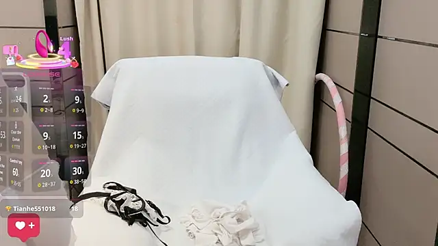 Snapshot of _Ling_Ling chatting on 10.31.25 Ling Ling online show from 10.31.25