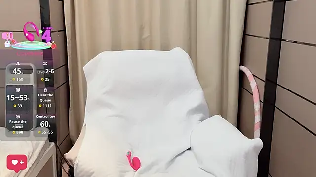 Snapshot of _Ling_Ling chatting on 11.13.25 Ling Ling online show from 11.13.25