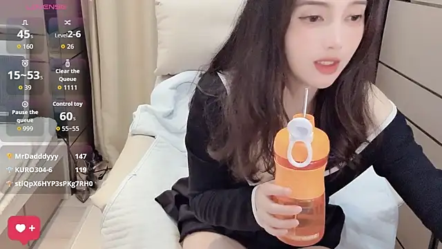 Snapshot of _Ling_Ling chatting on 11.16.25 Ling Ling online show from 11.16.25