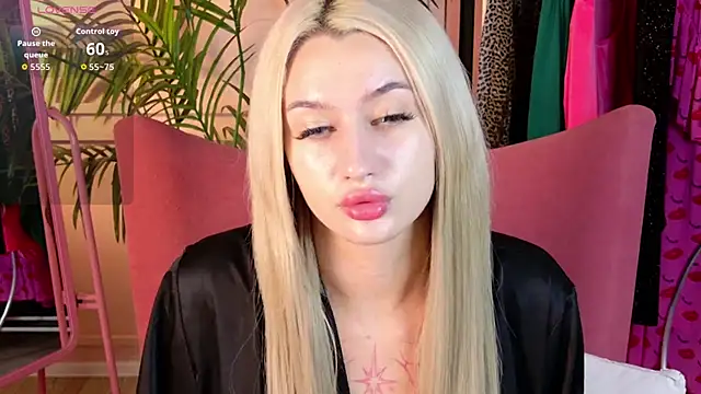 Snapshot of MelanyKink chatting on 09.16.25 MelanyKink online show from 09.16.25