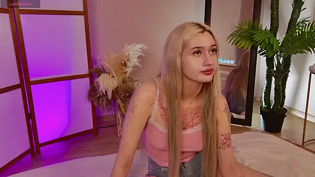 Snapshot of MelanyKink chatting on 09.21.25 MelanyKink online show from 09.21.25