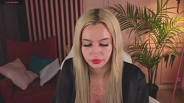 Snapshot of MelanyKink chatting on 09.25.25 MelanyKink online show from 09.25.25