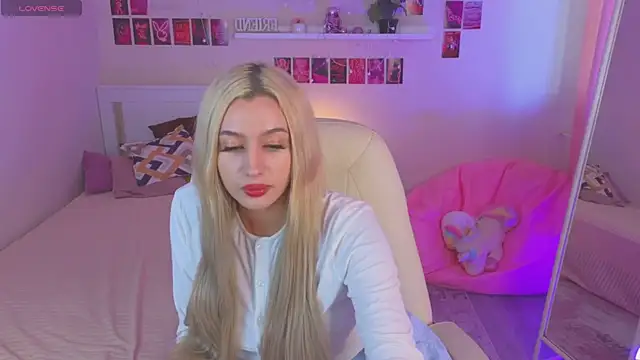 Snapshot of MelanyKink chatting on 09.28.25 MelanyKink online show from 09.28.25